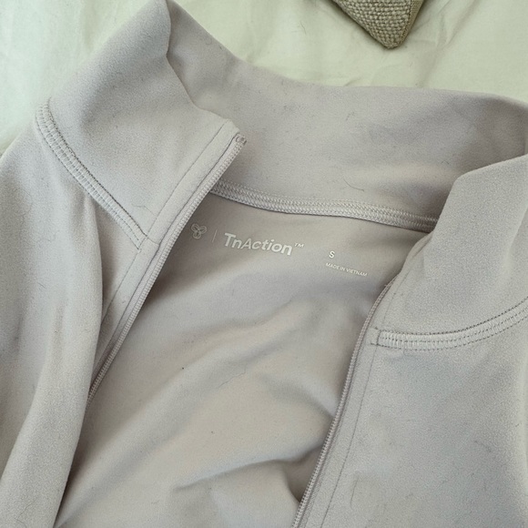 Gently worn TNAction BUTTER cropped limit zip up - Picture 3 of 6